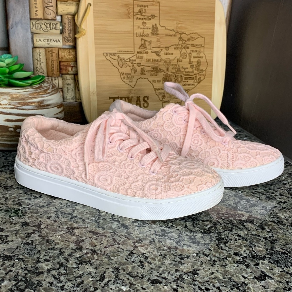 Isaac Mizrahi Imjina Pink Eyelet Sneakers Size 6.5